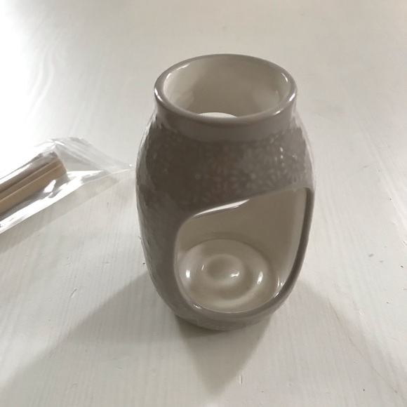 ✨FREE in bundle✨ Warm grey and white diffuser holder and sticks - Picture 2 of 3